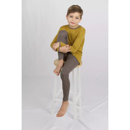 Junge in senfgelbem gestreiftem Shirt und grauen Kinder-Leggings walnuss