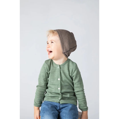 Weicher olivengrüner Strick-Cardigan mit weißen Knöpfen, Kinder-Mütze Nuss