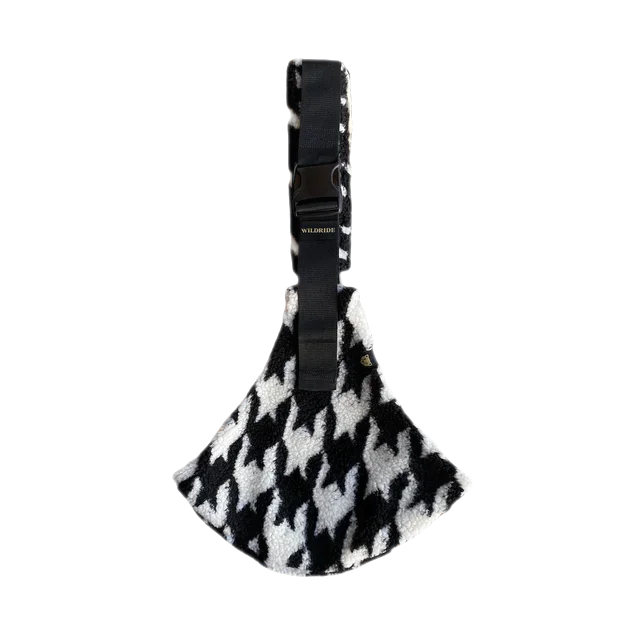 Houndstooth-Hundetrage mit schwarzem Tragegurt im Kindertrage | Houndstooth Teddy