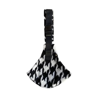 Houndstooth-Hundetrage mit schwarzem Tragegurt im Kindertrage | Houndstooth Teddy