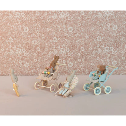 Pastellblaue Mini-Kinderwagen Babymaus Rose mit geflochtenem Sitz