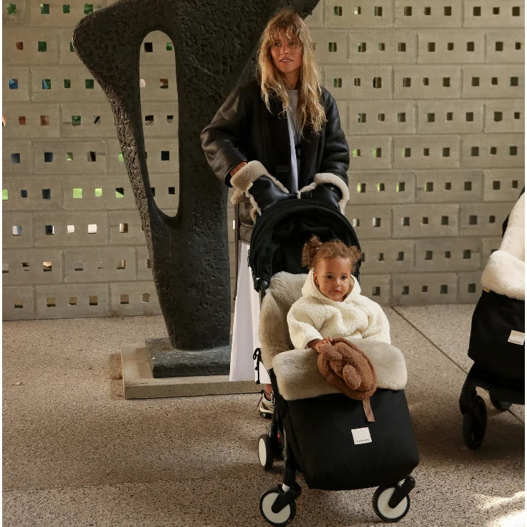 Schwarzer Kinderwagen-Fußsack Puffmuff mit weißem Gurt und Toast-Fleece