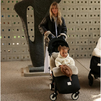 Schwarzer Kinderwagen-Fußsack Puffmuff mit weißem Gurt und Toast-Fleece