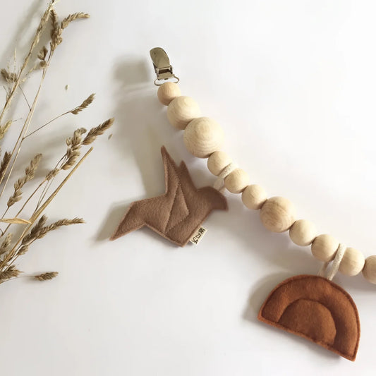 Kinderwagenkette sonnenuntergang mit holzperlen, tanfarbenem filzvogel und regenbogenanhänger