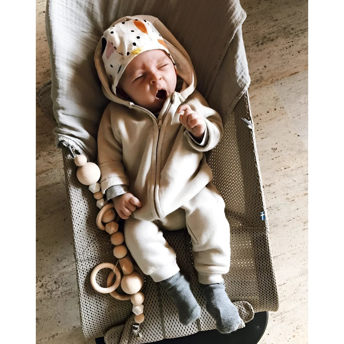 Kinderwagenkette Daisy Daylight: Beige Hoodie-onesie mit Grausocken und Mütze