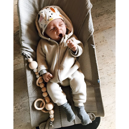 Kinderwagenkette Daisy Daylight: Beige Hoodie-onesie mit Grausocken und Mütze