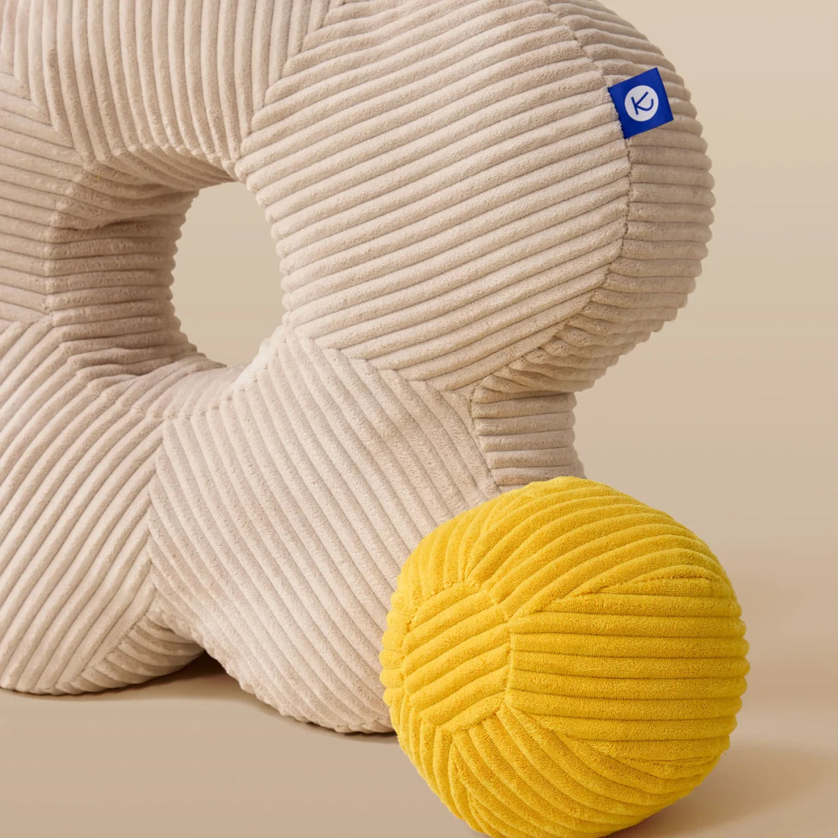 Beige Corduroy Donut-Kissen Flower mit blauem Etikett