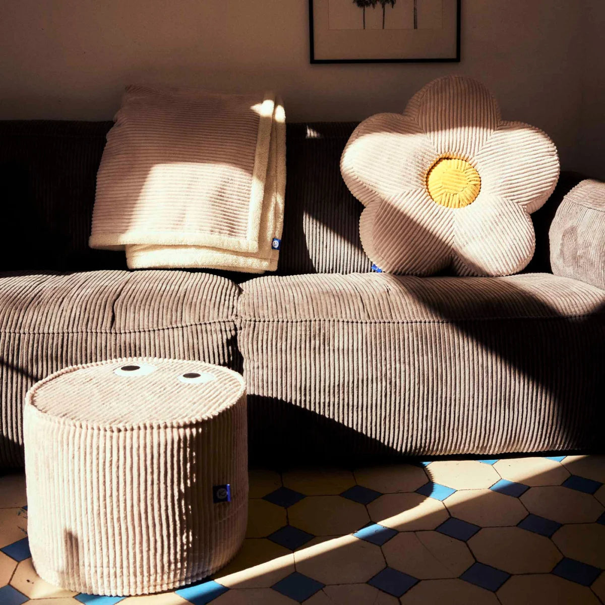 Beige Corduroy Kissen Flower mit gelbem Zentrum, nachhaltig