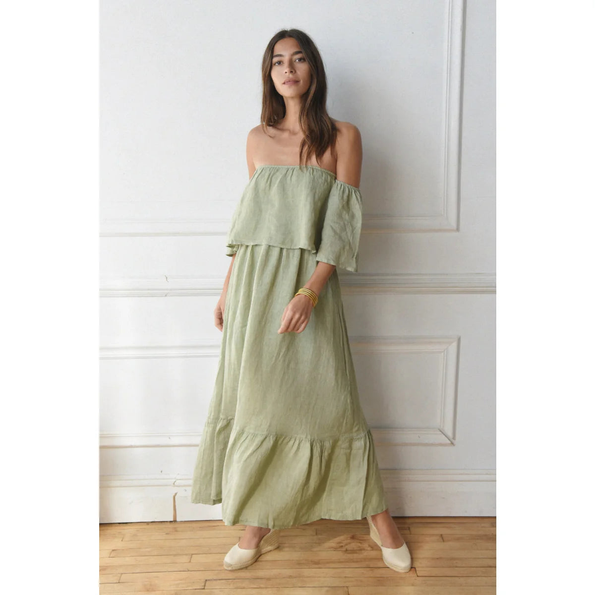 Fließendes off-shoulder maxikleid salbei mit stufen und luftiger stoff ideal für ökologische baby- & kinderprodukte