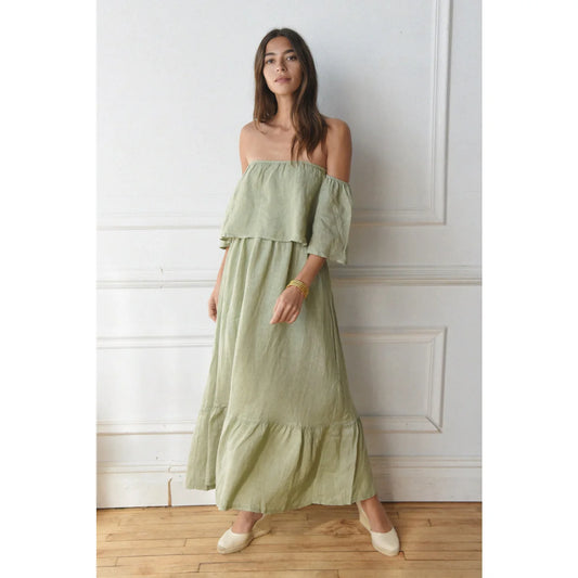 Fließendes off-shoulder maxikleid salbei mit stufen und luftiger stoff ideal für ökologische baby- & kinderprodukte