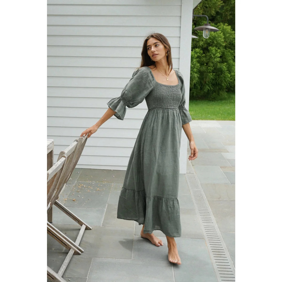 Kleid Deia fern softes salbeigrünes langarmkleid mit quadratischem ausschnitt und gerafftenärmeln für ökologische babyprodukte