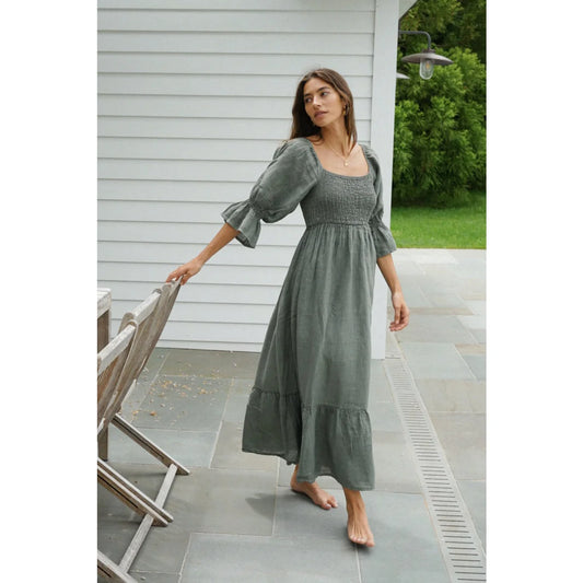 Kleid Deia fern softes salbeigrünes langarmkleid mit quadratischem ausschnitt und gerafftenärmeln für ökologische babyprodukte