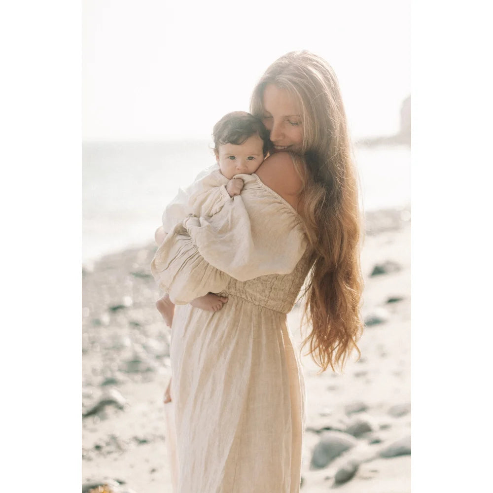 Frau mit Baby am Strand in Kleid Deia von Moon