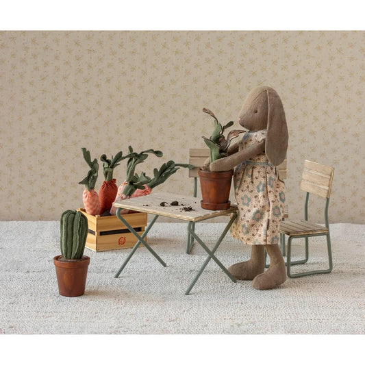 Weiches beige Stoffkaninchen in Kleid Grösse 2 mit Tisch und Stühlen