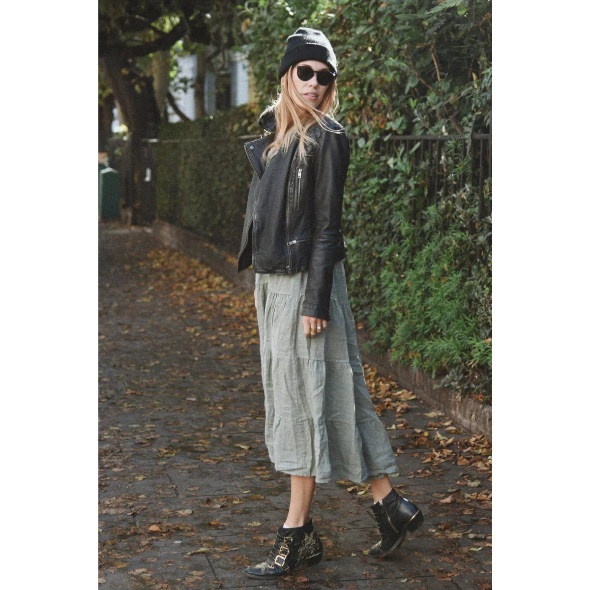 Schwarze leder-motojacke mit silbernen reißverschlüssen und hohem kragen von kleid mara eucalyptus ideal für ökologische baby- und kinderprodukte