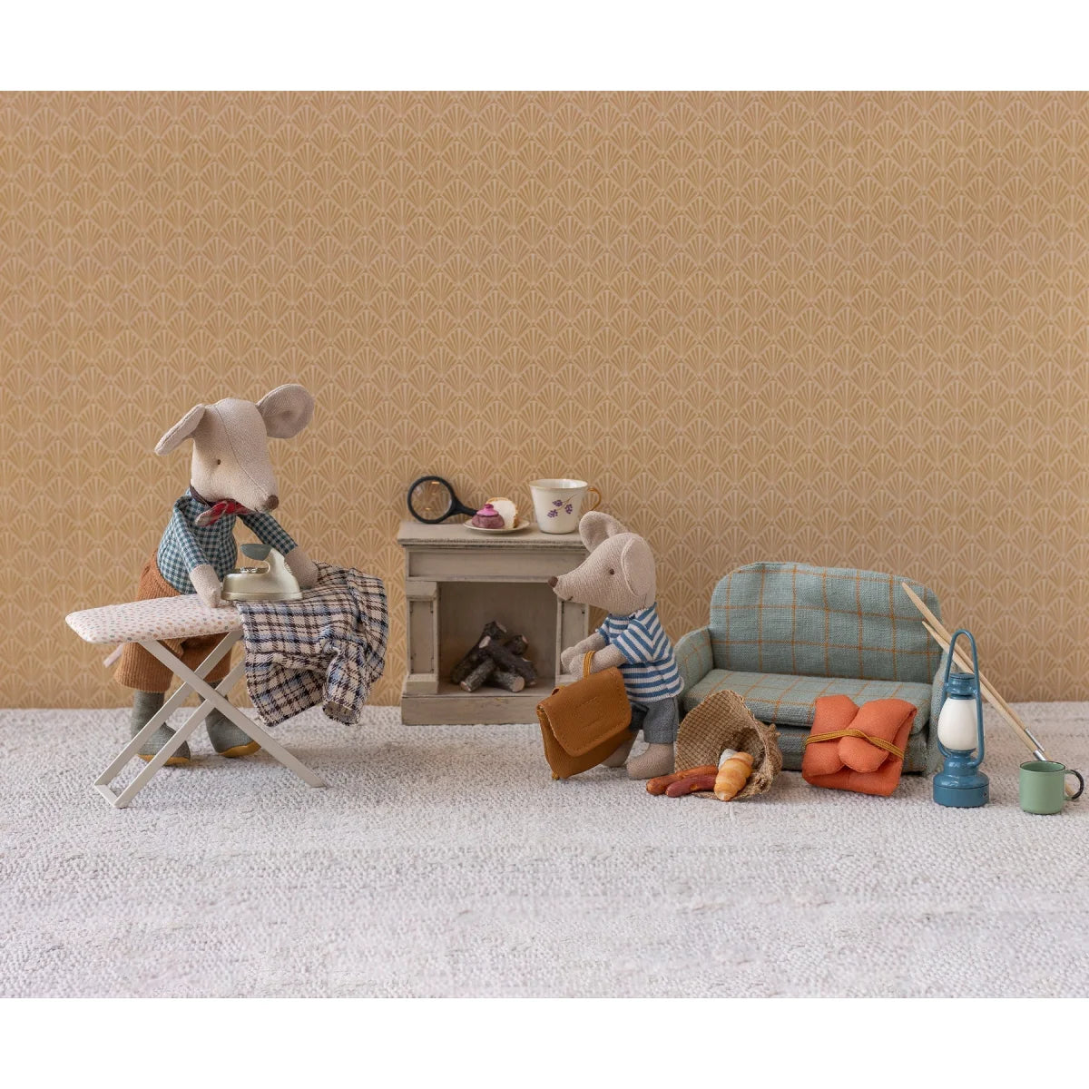 A plush mouse in a blue and white striped shirt stands beside an orange leather satchel in the nachhaltige babykleidung schweiz kleidungsset grossvater maus