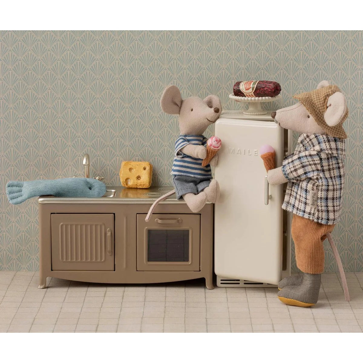Creamfarbener maileg kühlschrank mit weißem griff und vintage-design im kleidungsset grossvater maus für nachhaltige babykleidung schweiz