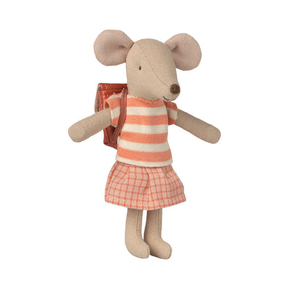 Ein charmantes beige mauspuppen kleidungsset mit korallenweiß gestreiftem top und karierter rocktasche für die grosse schwestermaus ideal für nachhaltige babykleidung schweiz