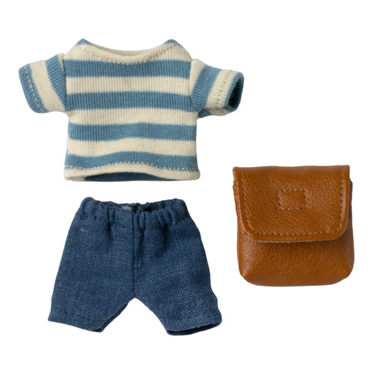 Blau weiß gestreiftes kurzärmeliges strickshirt aus ökologischem material im kleidungsset mit tasche für grosser bruder