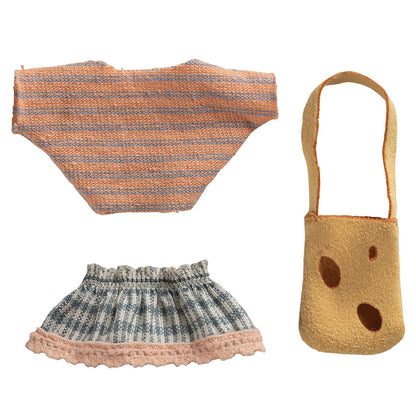 Käsethema strickhandtasche mit braunen löchern und beigem körper für kleine schwestermaus kleidungsset