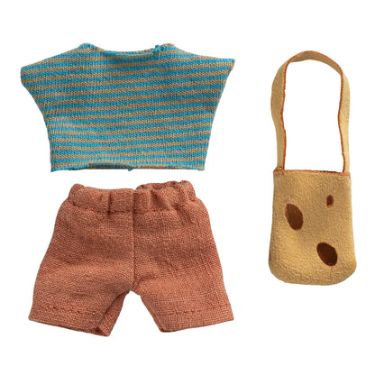Kleidungsset mit tasche für kleinen bruder bestehend aus blau-beigem gestreiftem stricktop, pfirsichfarbenen strickshorts und tanfarbener käsespitzentasche