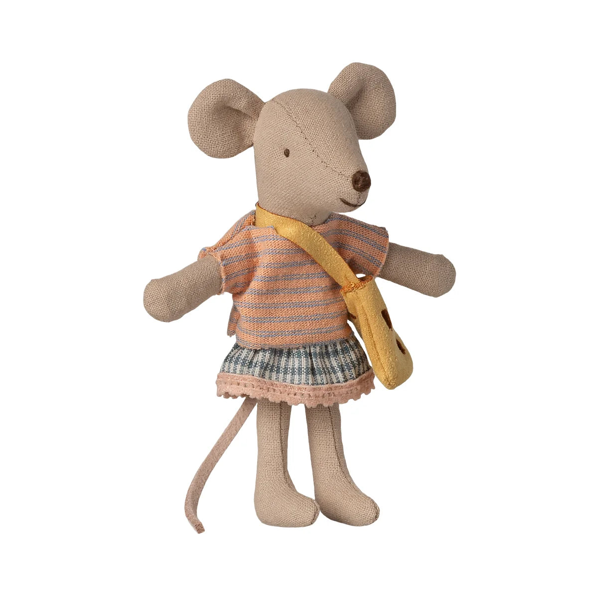 Kleine schwester stoffmaus in beige trägt gestreiftes top orange und grau, karierter rock und gelbe schultertasche