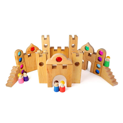 Holzspielzeug Burg mit bunten Akzenten für das Produkt Knight’s Castle 10 Stk