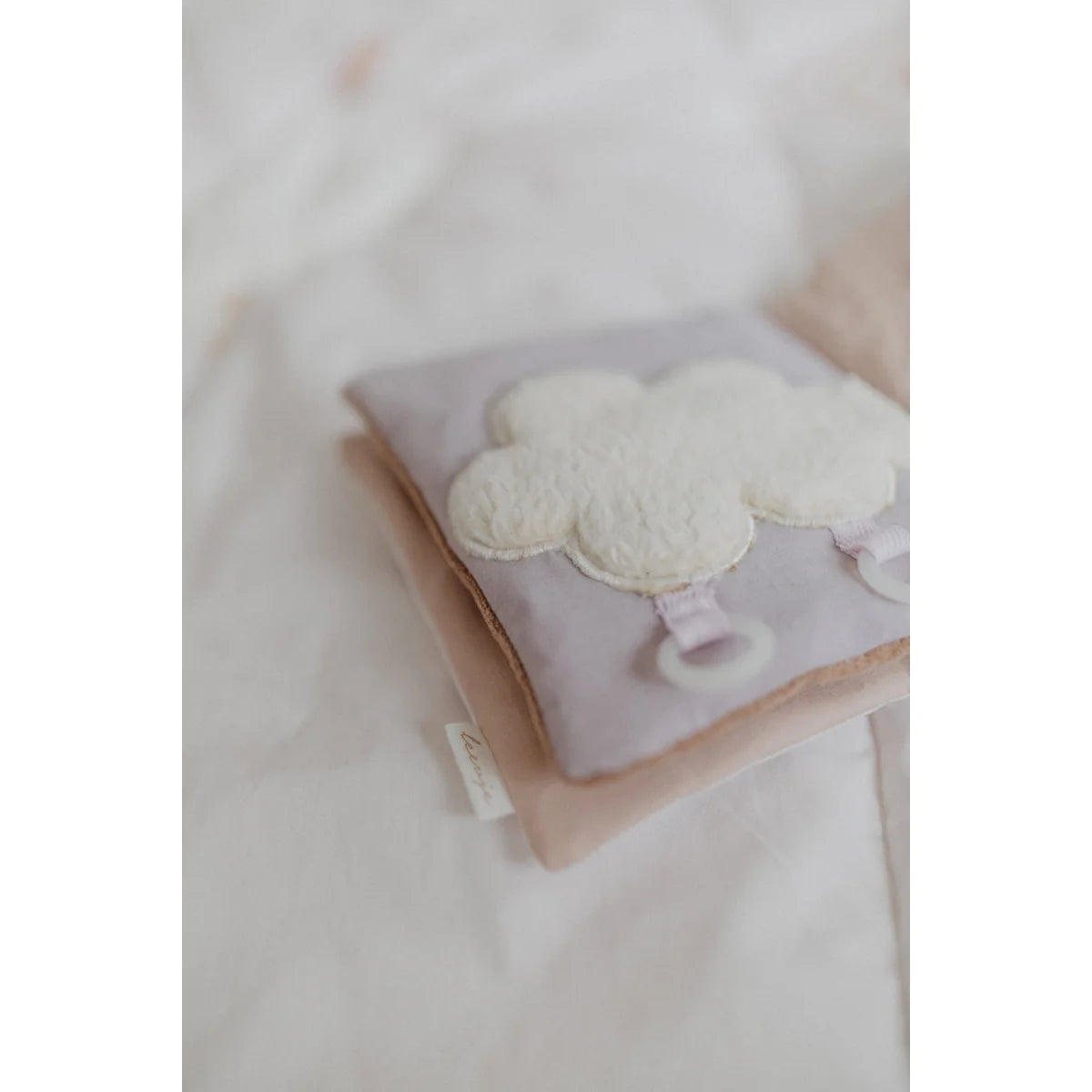 Weiches lavendelfarbenes knisterbuch butterfly mit weißer wolkenapplikation und rosa bändern nachhaltige babykleidung schweiz