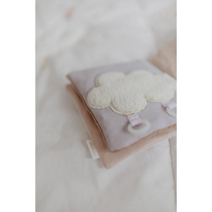 Weiches lavendelfarbenes knisterbuch butterfly mit weißer wolkenapplikation und rosa bändern nachhaltige babykleidung schweiz