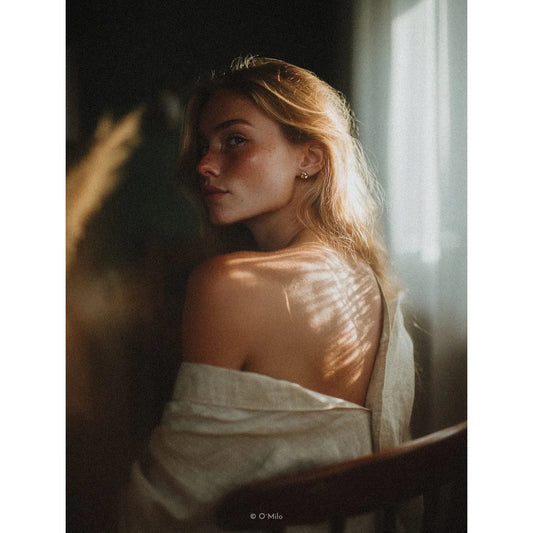 Blonde Frau in Leinen mit Salma Ohrringen aus 18k Gold Vermeil