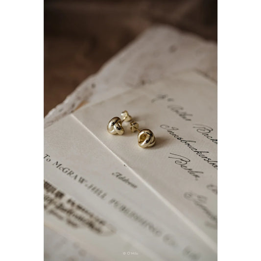 Delikate Knoten-Stud-Ohrringe Salma in 18k Gold-Vermeil auf Vintage-Papier