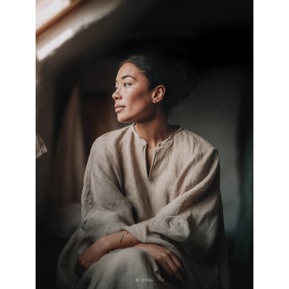 Frau in beigem Leinen-Tunic mit Salma Ohrringen aus 18k Gold Vermeil