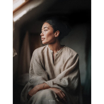 Frau in beigem Leinen-Tunic mit Salma Ohrringen aus 18k Gold Vermeil