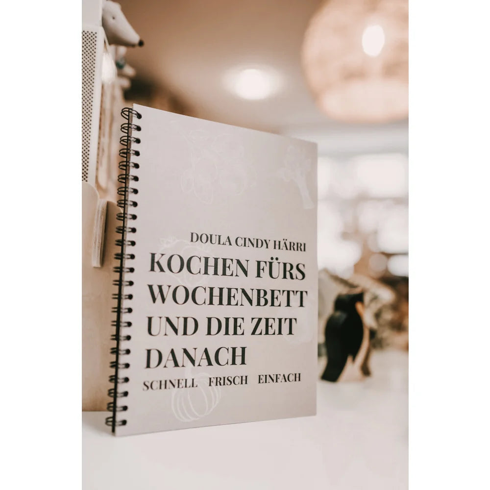 Spiralgebundenes Kochbuch mit hellfarbenem Einband für Wochenbett und danach