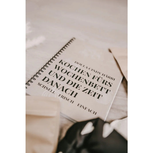 Spiralgebundenes Kochbuch mit hellem Einband für Wochenbett und Nachsorge