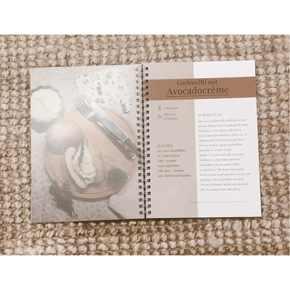 Offenes Kochbuch mit Rezepten aus Kochen fürs Wochenbett und die Zeit danach