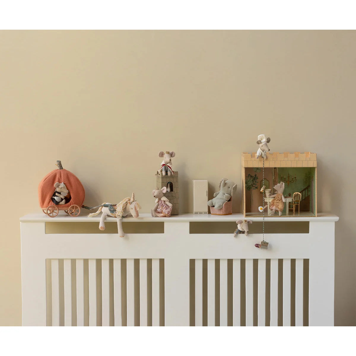 Königsmaus Mama: Mini-Maus-Figur in rosa-weißem Kleid auf Holzturm