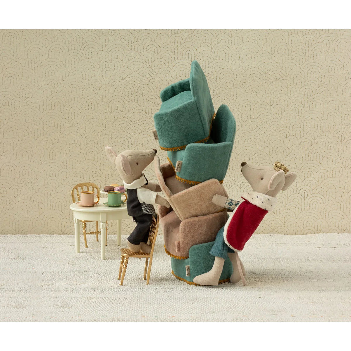 Teal und beige Plüsch-Sessel mit Goldkanten, verspielt gestapelt, Königsmaus Papa