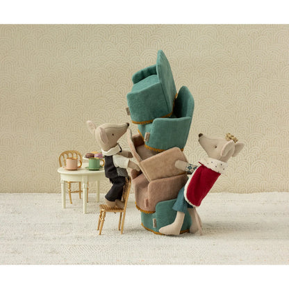 Teal und beige Plüsch-Sessel mit Goldkanten, verspielt gestapelt, Königsmaus Papa
