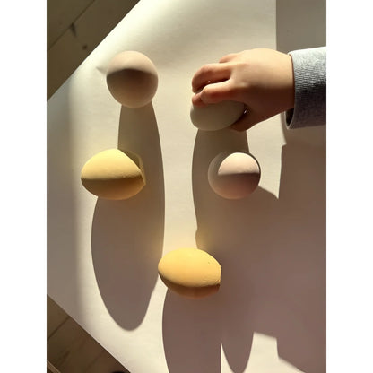 Makeup Schwämme werfen dramatische Schatten auf einer weißen Oberfläche