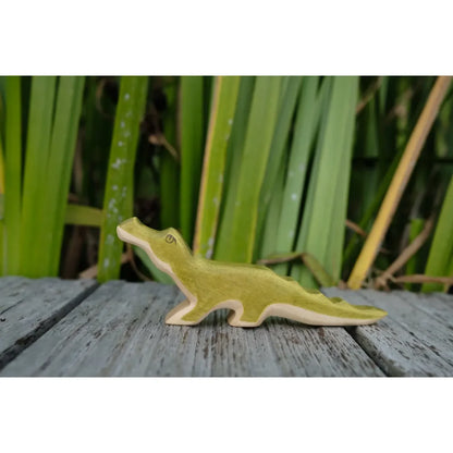 Kleines Holzalligator Spielzeug mit hellgrüner Lackierung und Naturholz-Kanten