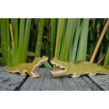 Zwei grüne Holzspielzeugkrokodile mit offenen Mündern für das Produkt Krokodil klein