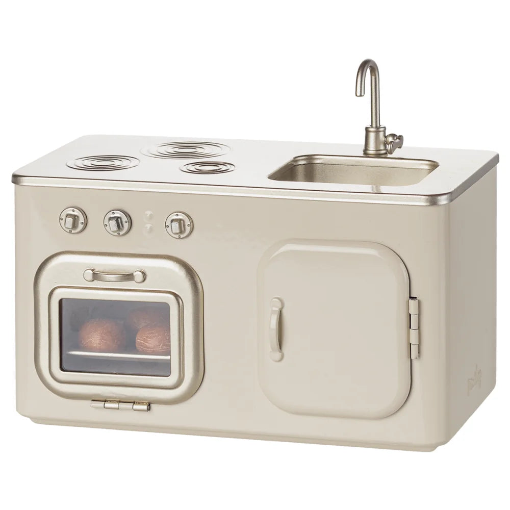 Cremeweiße Vintage-Küchen-Miniatur mit Edelstahlsspüle und Ofentür wie Kühlschrank