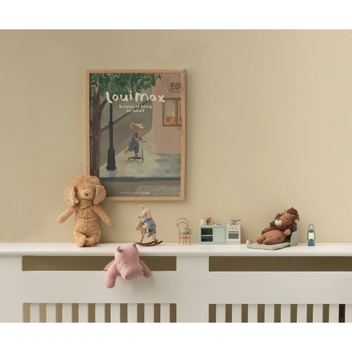 Louiemax-Poster mit Maus auf Roller in Küchentheke Maus