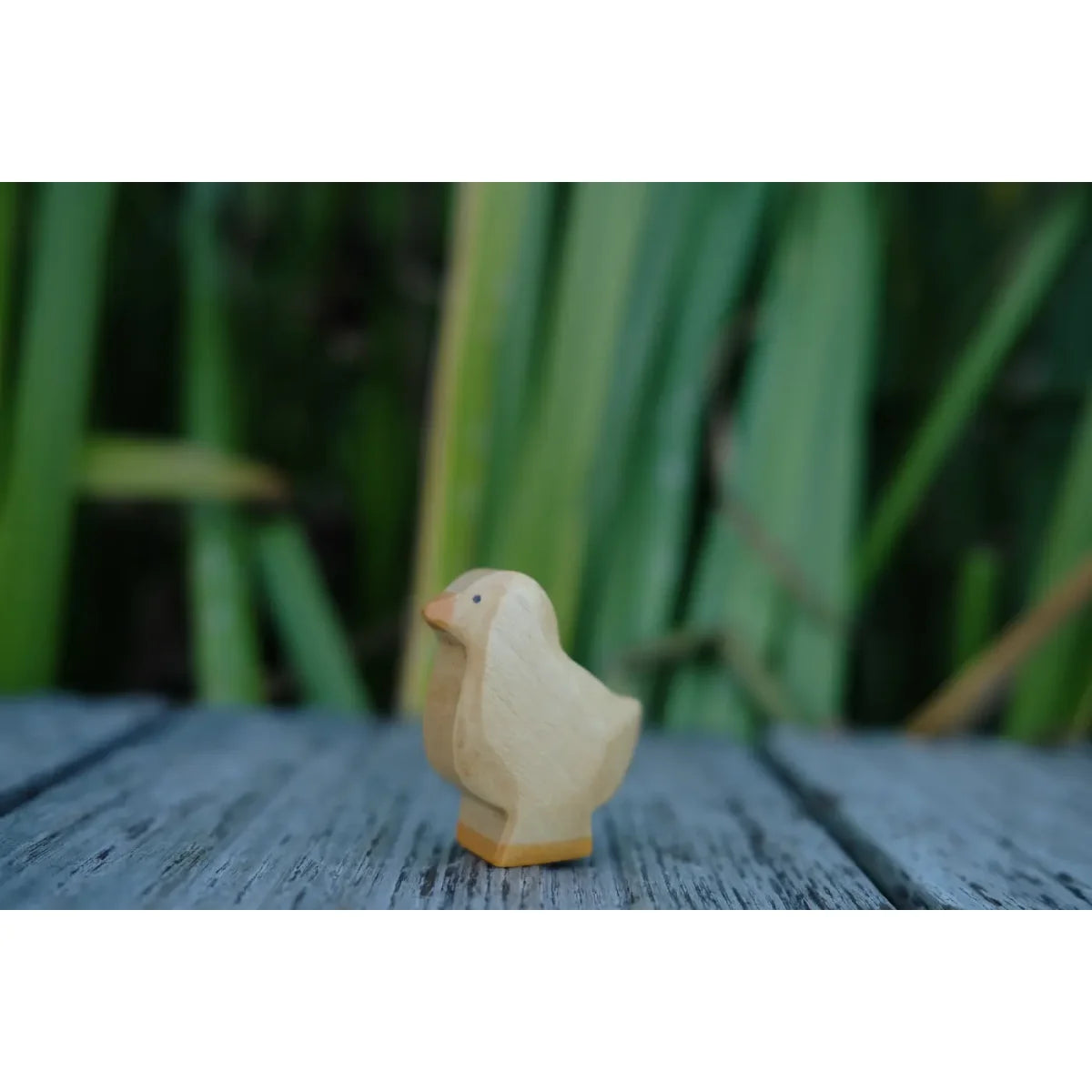 Helles Holzküken-Figur Küken dunkel, glatte Rundungen, einfaches Design