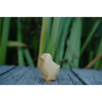 Helles Holzküken-Figur Küken dunkel, glatte Rundungen, einfaches Design