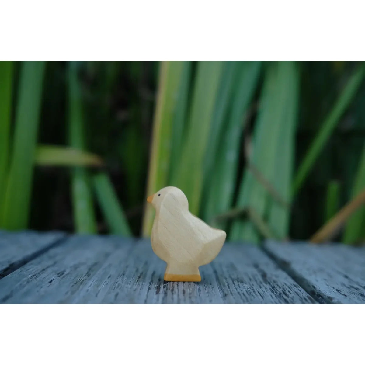 Handgeschnitzte helle Küken-Figur Küken dunkel, glatte Oberfläche