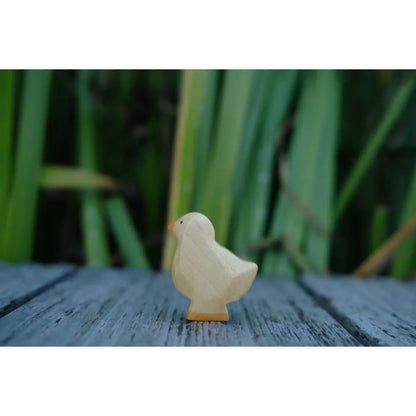 Handgeschnitzte helle Küken-Figur Küken dunkel, glatte Oberfläche