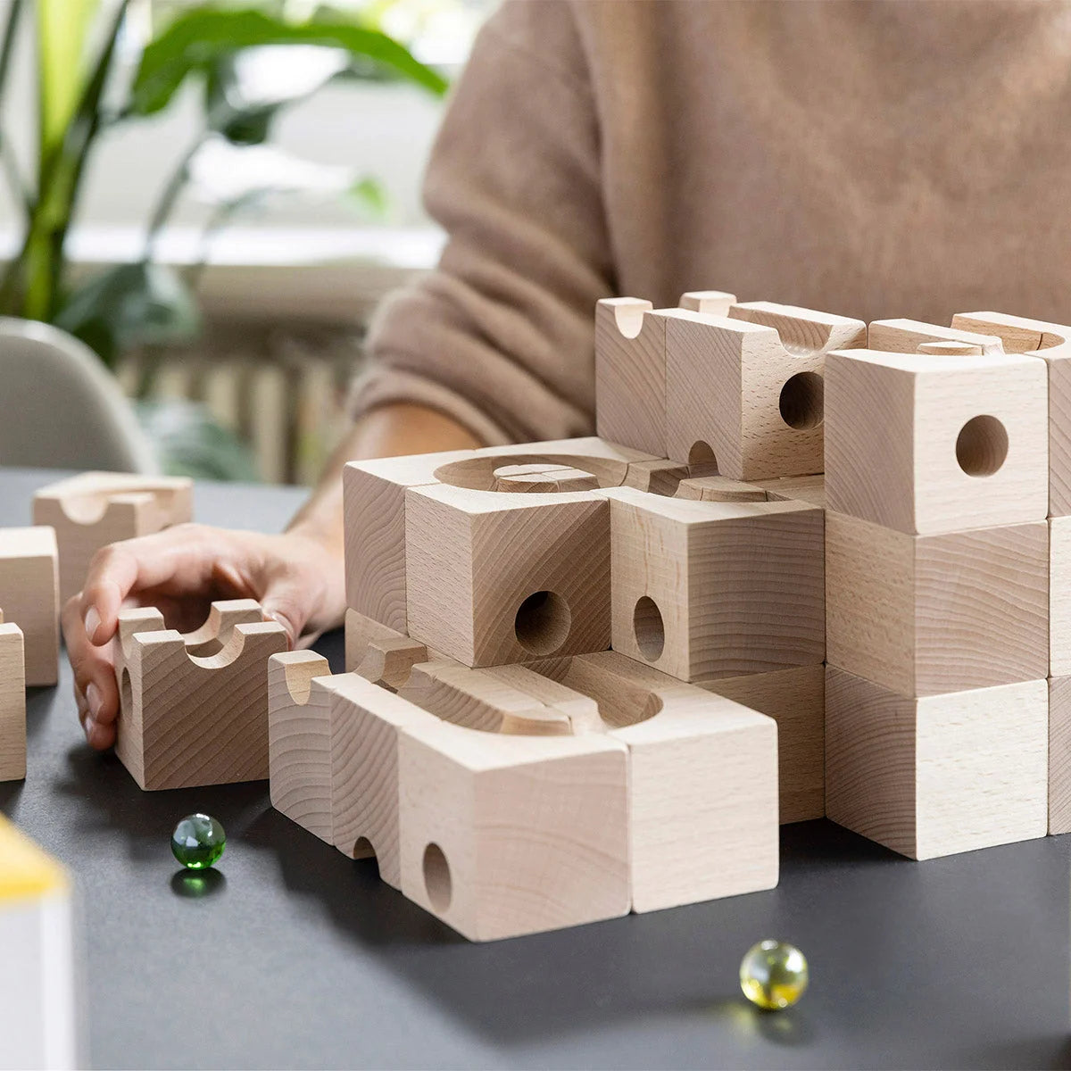 Helle Holz-Marble-Run-Blöcke mit Ausschnitten für Cuboro Standard 50