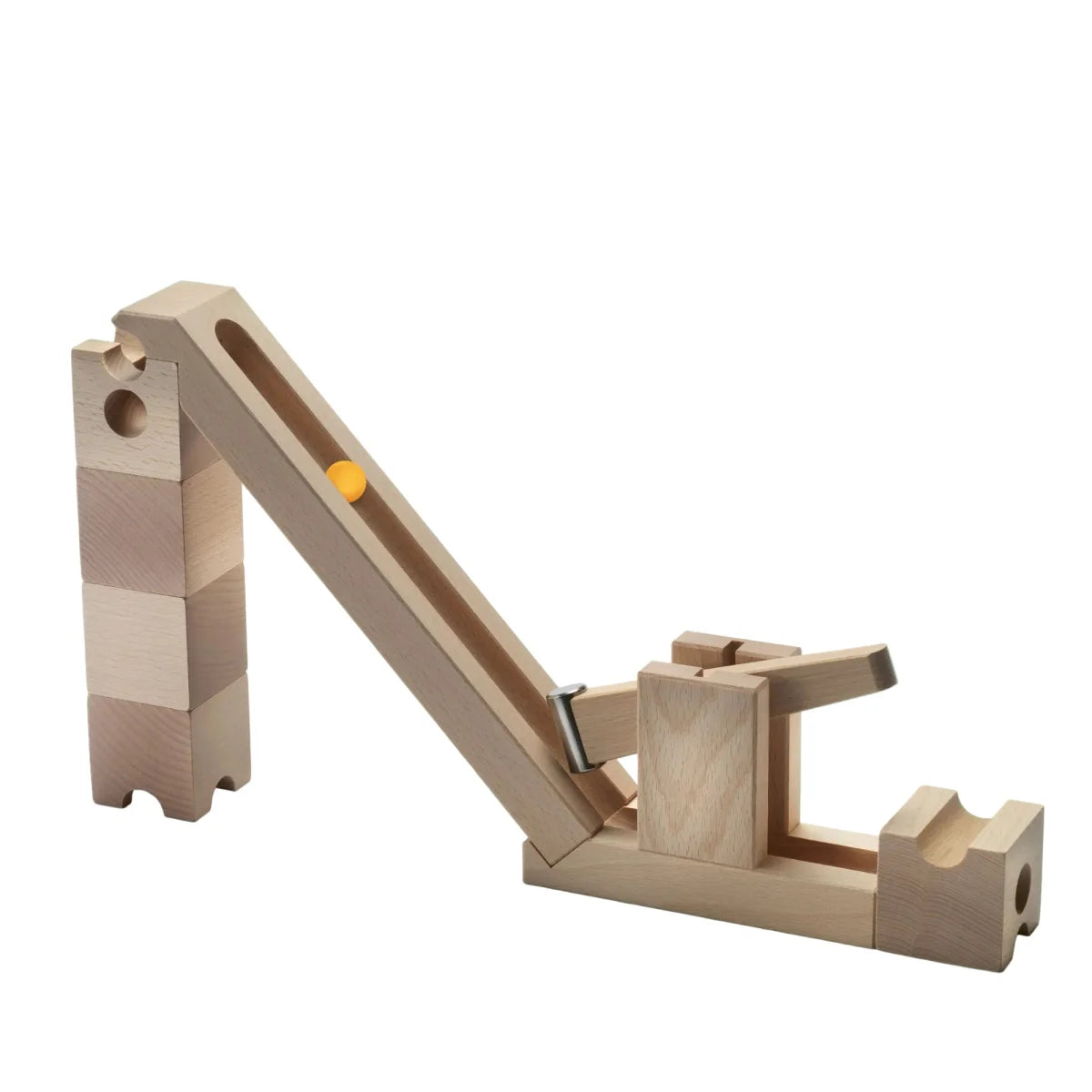 Cuboro Kick Set mit 8 Elementen: Holz Kugelbahn und gelber Ball in Bewegung